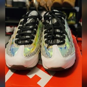 I'm selling because I'm trying to get rid of stuff to make a bit more space.